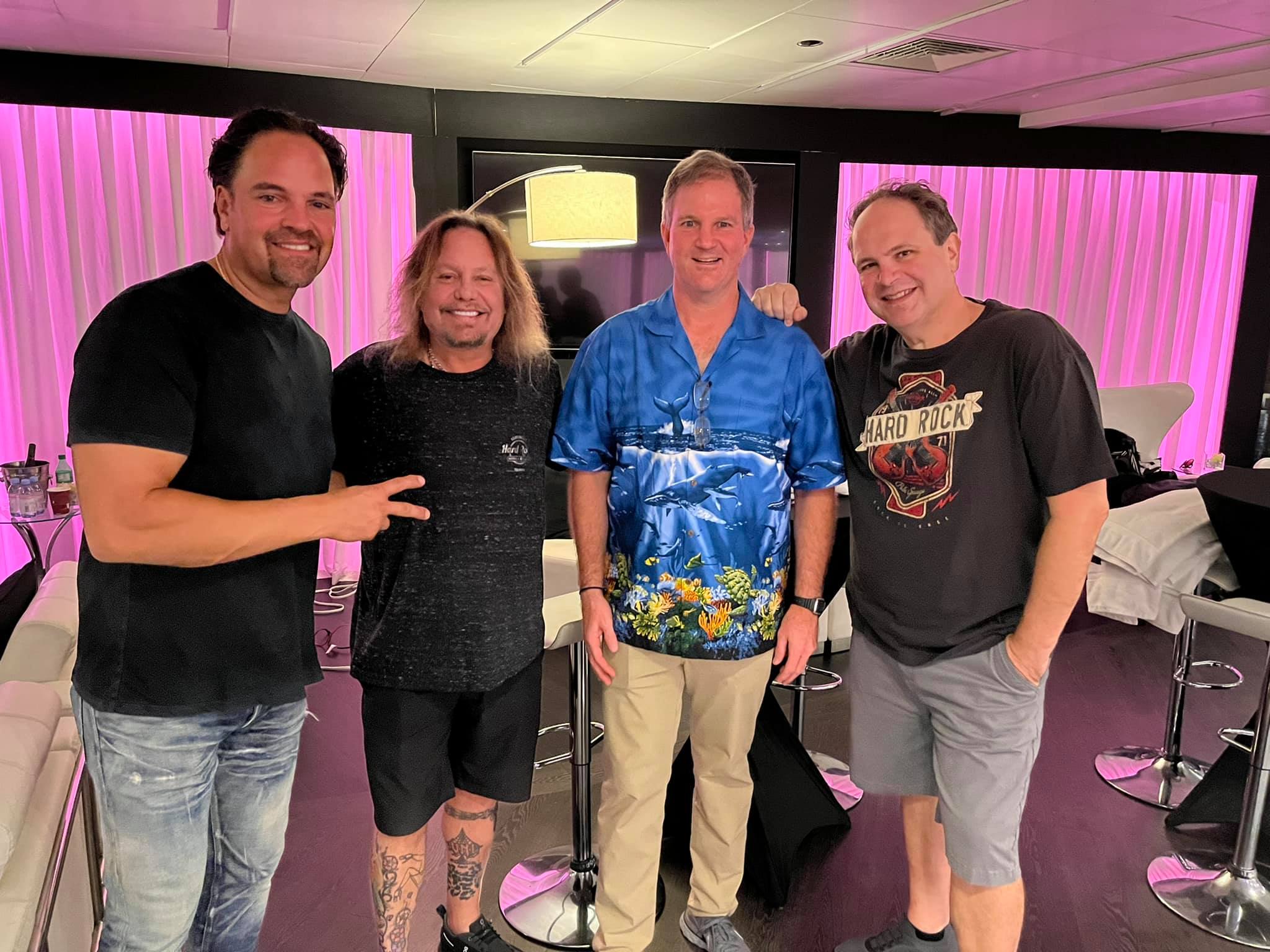 MOTLEY CRUE Fans Praise VINCE NEIL For Looking Slim & Healthy "He's